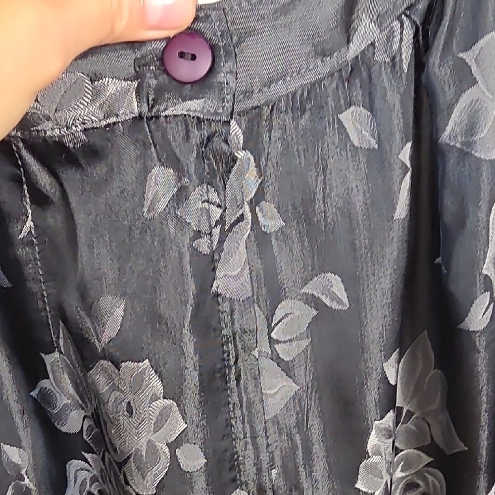 VINTAGE 19th AVENUE Floral Button-Back Skirt – Black & Silver Roses - Picture 4 of 8